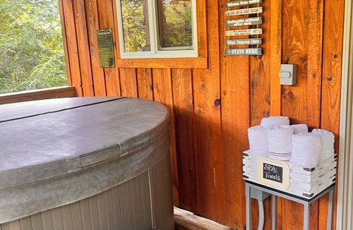 Campton Cabin | Secluded Tree House Cabin Theme in RRG Hot Tub Pet Friendly