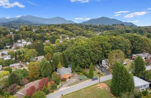 Canton Apartment | Secret Garden Getaway - Apartment in Asheville near the Great Smokey Mountains!