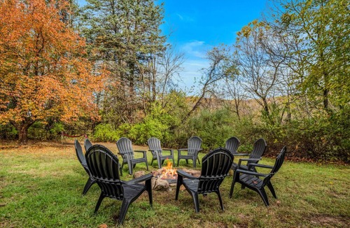 Berkeley Springs House | Serendipity - Hot Tub | Pets | Fire Pit | Pool Access | Grill | Wifi | Deck