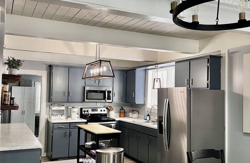 Oakland Cabin | Serene, Family & Dog Friendly Modern Cabin- Less than 15 mins from the Lake