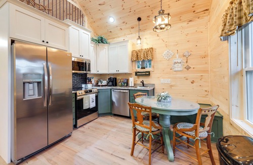 Williamstown Cabin | Serene Kentucky Cabin w/Fireplace + Fire Pit!