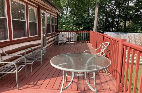 New Oxford Cottage | Serene scenic Log cabin home close to Gettysburg. Wrap around deck. public creek