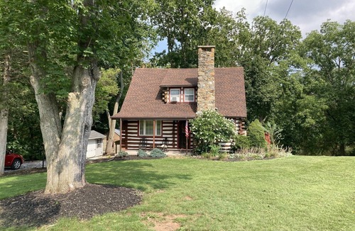 New Oxford Cottage | Serene scenic Log cabin home close to Gettysburg. Wrap around deck. public creek