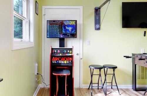 Baneberry House | Serene Studio W Patio Near Lake Dog Friendly Gym