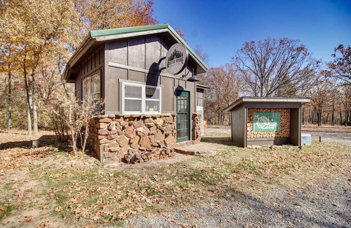 Gentry Cabin | Serene Woodland Studio Retreat with Outdoor Amenities, Near Fishing, Hiking & Gentry, AR
