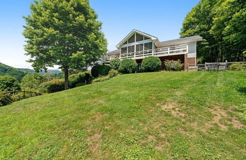 Frank Cottage | Serenitee Cottage at Mountain Glen Community- Newland, NC GOLF and Pickle Ball!