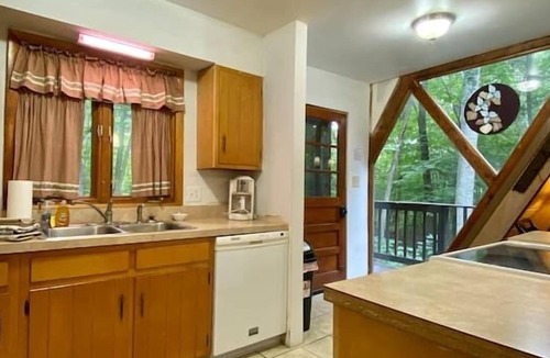 Berkeley Springs Cabin | Shady Grove- Private Hot Tub