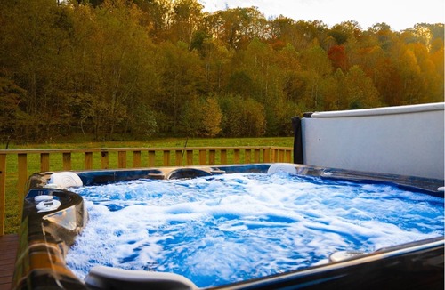 Blue Creek Cabin | Shawnee Forest Cabin · Hot Tub · Fire Pit · Creek