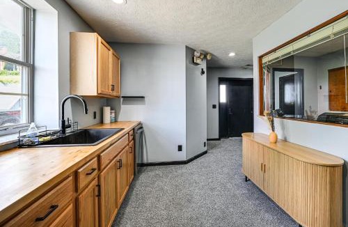 Parkersburg House | Shop & Stroll! Central Parkersburg Stay Near Dtwn