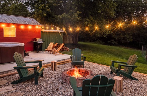 Frankfort Cabin | Sip on bourbon in the hot tub or by the fire pit! +hiking~ game shed~ & more!