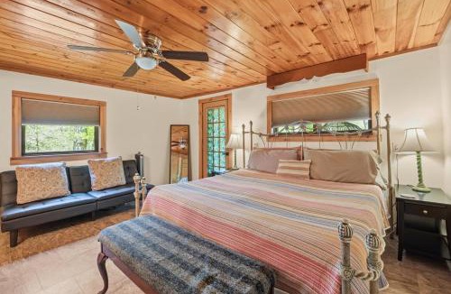 Newland House | Sitting Bear Cottage with Hot Tub