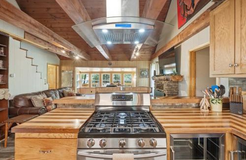 Newland House | Sitting Bear Cottage with Hot Tub
