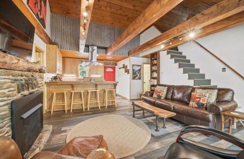 Newland House | Sitting Bear Cottage with Hot Tub