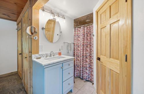 Newland House | Sitting Bear Cottage with Hot Tub