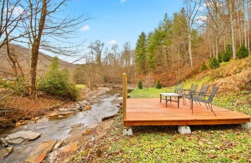 Frank House | Ski, Hike, Fish! Mtn-View Creekside Gem in Newland