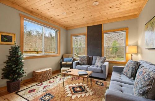 Frank House | Ski, Hike, Fish! Mtn-View Creekside Gem in Newland