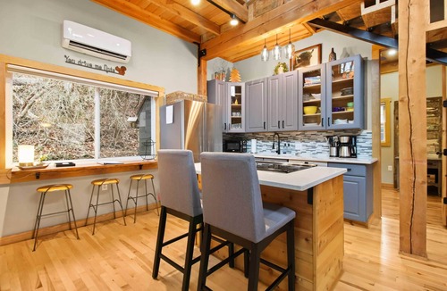 Frank Cabin | Ski, Hike, Fish! Mtn-View Creekside Gem in Newland