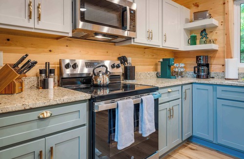 Stanton Cabin | Skyward Chalet – Hot Tub, Fire Pit + Deck RRG