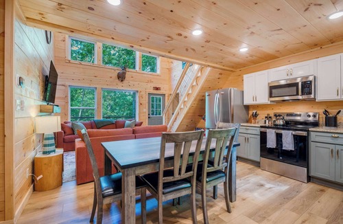 Stanton Cabin | Skyward Chalet – Hot Tub, Fire Pit + Deck RRG