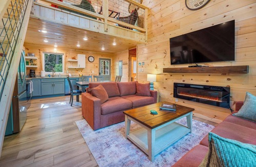 Stanton Cabin | Skyward Chalet – Hot Tub, Fire Pit + Deck RRG