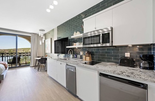 Lake Las Vegas Condo | Sleek lakeside studio: luxe vibes, pool & view