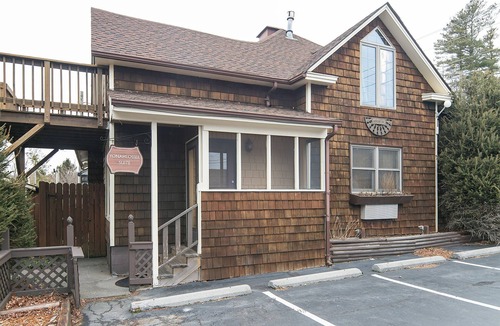 Blowing Rock Hotel | Small Private suite with Electric Fireplace and Pet Friendly