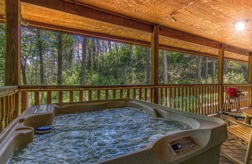 Chalet Village North House | Smokey SPECiAL! Private Creekside cabin - Couples/Families