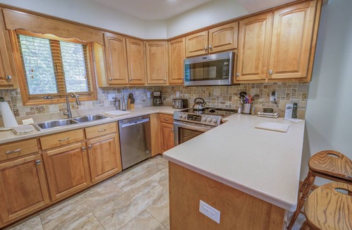 Blowing Rock Condo | Smokies 4 | Fireplace, Restaurant, Pool, Spa
