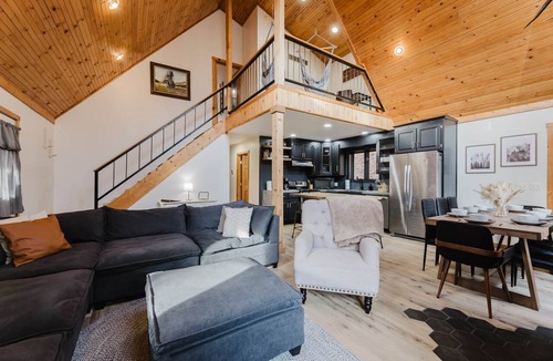 Slatyfork Farm House | Snowshoe Cabin: Hot Tub, Cold Plunge, Creek