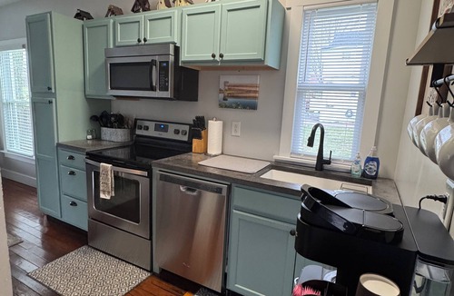Williamstown House | So close to Ark, Quick Drive to Creation, King Bed, Stunning back yard, & Cable