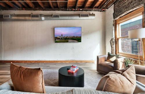 Old City Apartment | Soaring Designer Ceiling Condo near Market Square