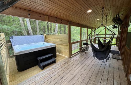 Rogers House | Soul Sister- Creek View, WiFi, Firepit, WiFi, Hiking, 4 mins to Natural Bridge