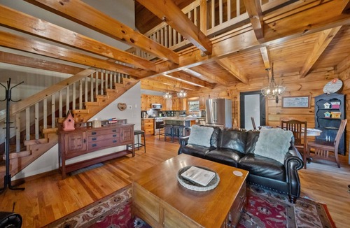 Fleetwood House | South Fork Cabin - charming cabin between Boone and West Jefferson with a hot tub. Pets welcome