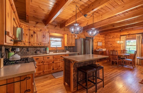 Fleetwood House | South Fork Cabin - charming cabin between Boone and West Jefferson with a hot tub. Pets welcome