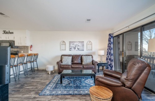Lake Hamilton Condo | South Shore 1 bdrm! Cabana-Gameroom/Mini-Golf! Indoor Hot Tub & More!