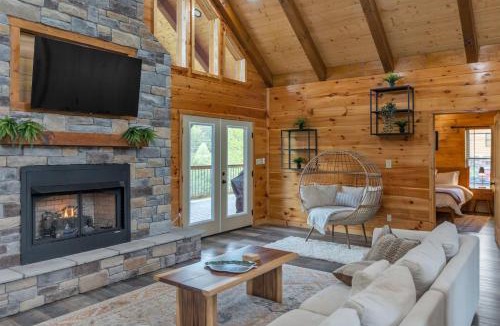 Rogers House | Southern Smoke - Scenic Decks - Hot Tub - WiFi