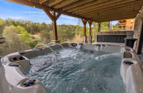 Rogers House | Southern Smoke - Scenic Decks - Hot Tub - WiFi