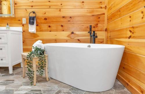 Rogers House | Southern Smoke - Scenic Decks - Hot Tub - WiFi
