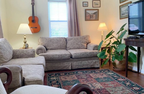 Bolivar Apartment | Spacious 1 bedroom suite with full kitchen, centrally located