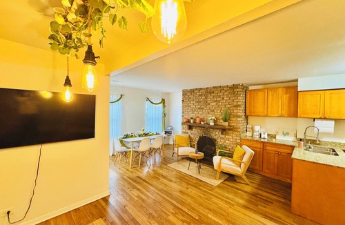 Sheffield Neighbors Apartment | Spacious 2-bedroom apartment with AC in vibrant Chicago
