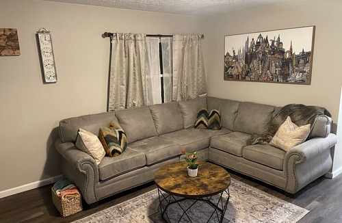 Cross Lanes Apartment | Spacious 2-bedroom apartment in convenient Cross Lanes with WiFi, AC