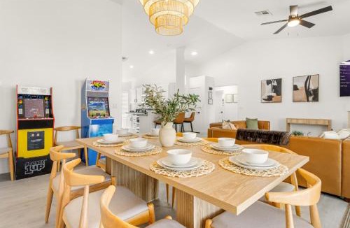 North Las Vegas House | Spacious 5 Bedroom House with Heated Pool and Jacuzzi