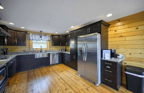 McHenry Ski Chalet | Spacious 6BR Chalet - HOT TUB - McHenry