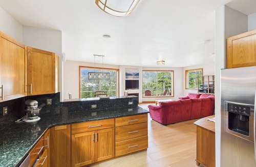 West Juneau House | Spacious 6BR | Cruise Views, Soaking Tub and More