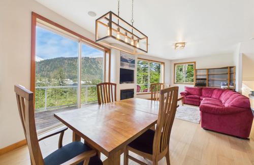 West Juneau House | Spacious 6BR Cruise Views, Soaking Tub and More