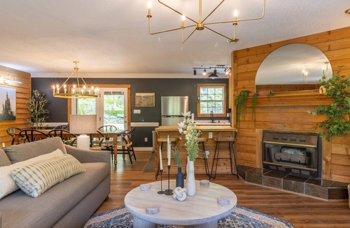 Sugar Mountain Cabin | Spacious 6BR | Hot Tub, Fire Place & Pitt | Pet Friendly | Ski Sugar next door