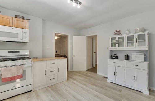 Ravenswood Condo | Spacious Chicago Group Home! Walk to Train & Eats