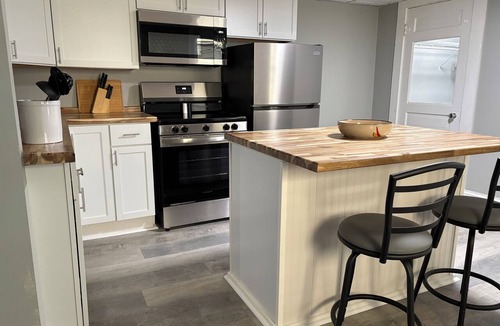 Dover Apartment | Spacious Comfy 1-Bedroom Apt ~ Dover/Portsmouth ~ Free Wine ~ AC/Heat