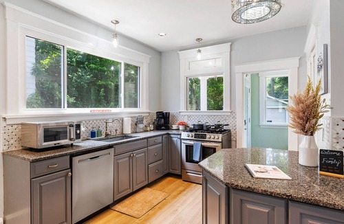 Oakley House | Spacious Family Friendly Gem ~ King Bed ~ Parking ~ Tons of Amenities!