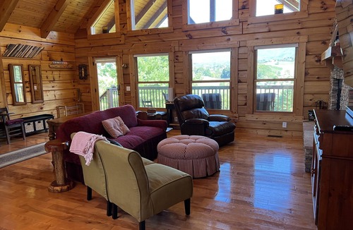 Butler Cabin | Spacious Log Cabin with Breathtaking Views